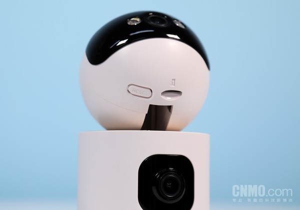 重置按键(左)与TF卡槽(右)