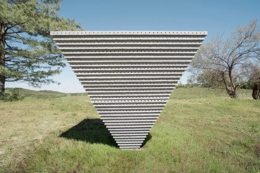 ▲ 《蜜蜂宫殿》© 阿德⾥安·⽶⻄卡