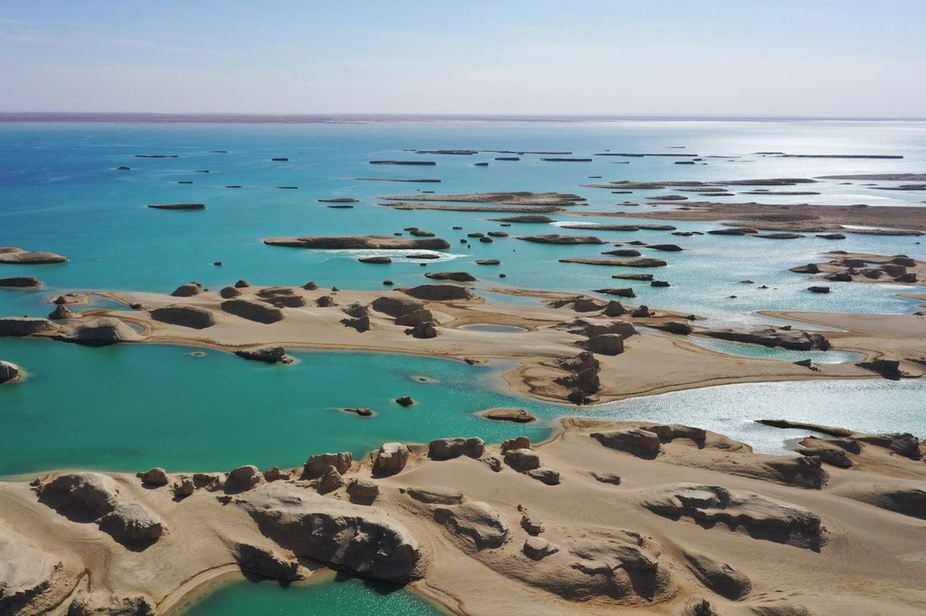 3月30日,航拍青海省海西蒙古族藏族自治州大柴旦乌素特(水上)雅丹奇特景观。大柴旦乌素特(水上)雅丹地质公园位于柴达木盆地腹地,雅丹群遍布于湖泊之中,形态万千。据了解,由于源自昆仑山的那棱格勒河河水改道,这一区域被水淹没形成了水上雅丹地貌。
