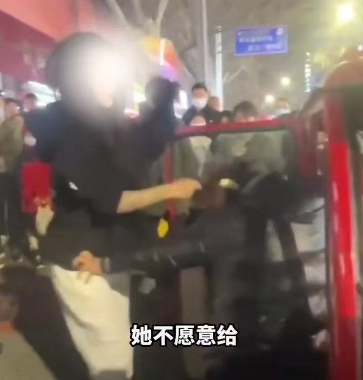 ▲年轻女子揪住女司机头发。
