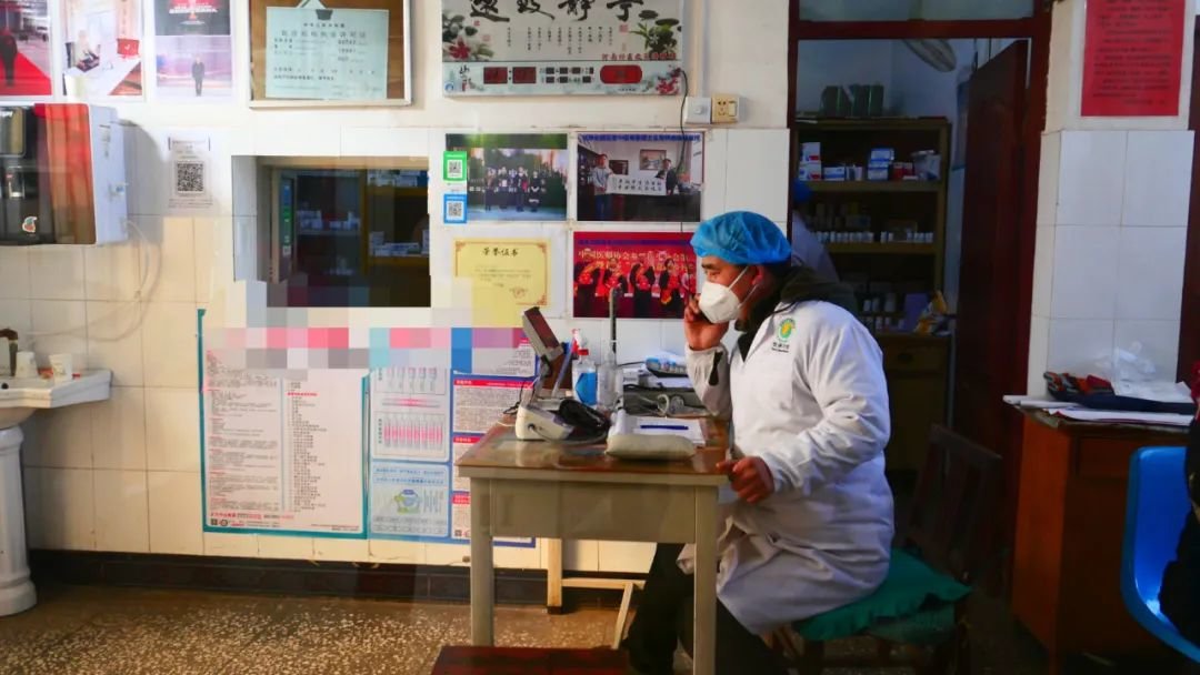 河南汝州某村卫生站的医生在联系购买药品。（拍摄：宋昆仑）