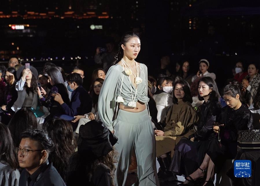 (经济)(2)第十二届上海高定周举行开幕秀