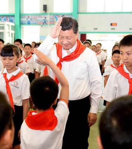 2014年5月30日，习近平总书记来到北京市海淀区民族小学，参加庆祝“六一”国际儿童节活动。新华社记者 李涛 摄