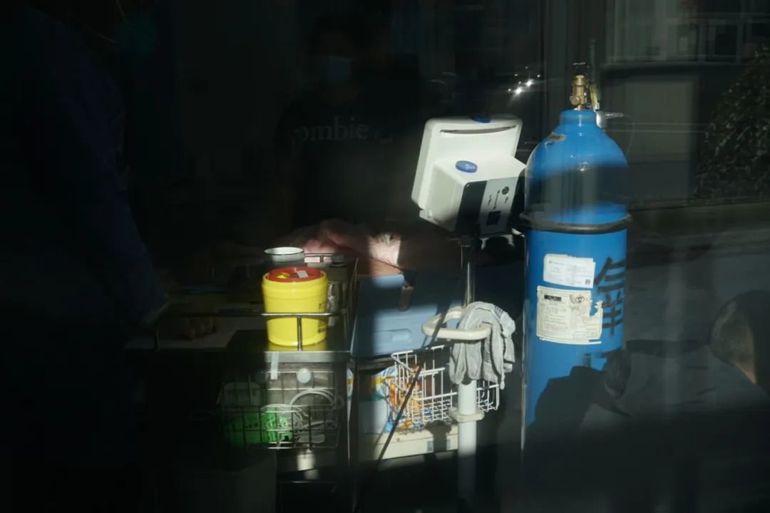 2022年12月27日,北京丰台,北京佑安医院急诊科抢救室内,一名病人正在吸氧。中青报·中青网记者李强/摄