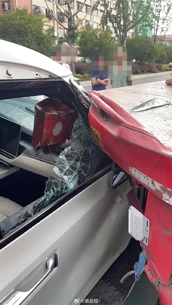 真公路坦克!极氪009追尾货车:双A柱硬的离谱 几乎无弯折