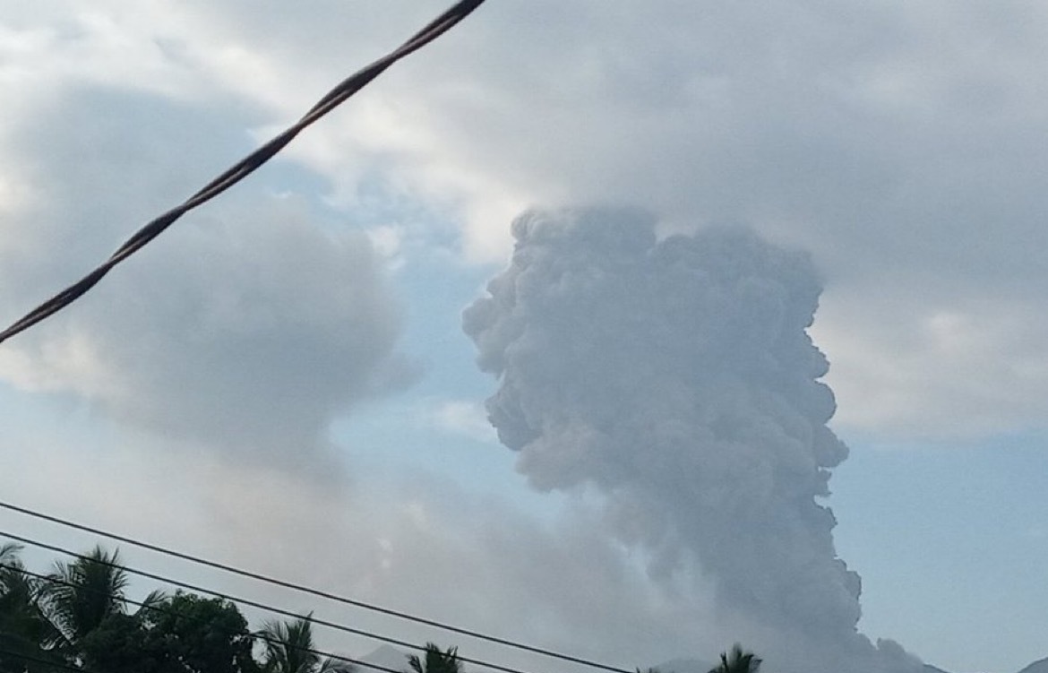 印尼杜科诺火山喷发火山灰柱高度达2600米