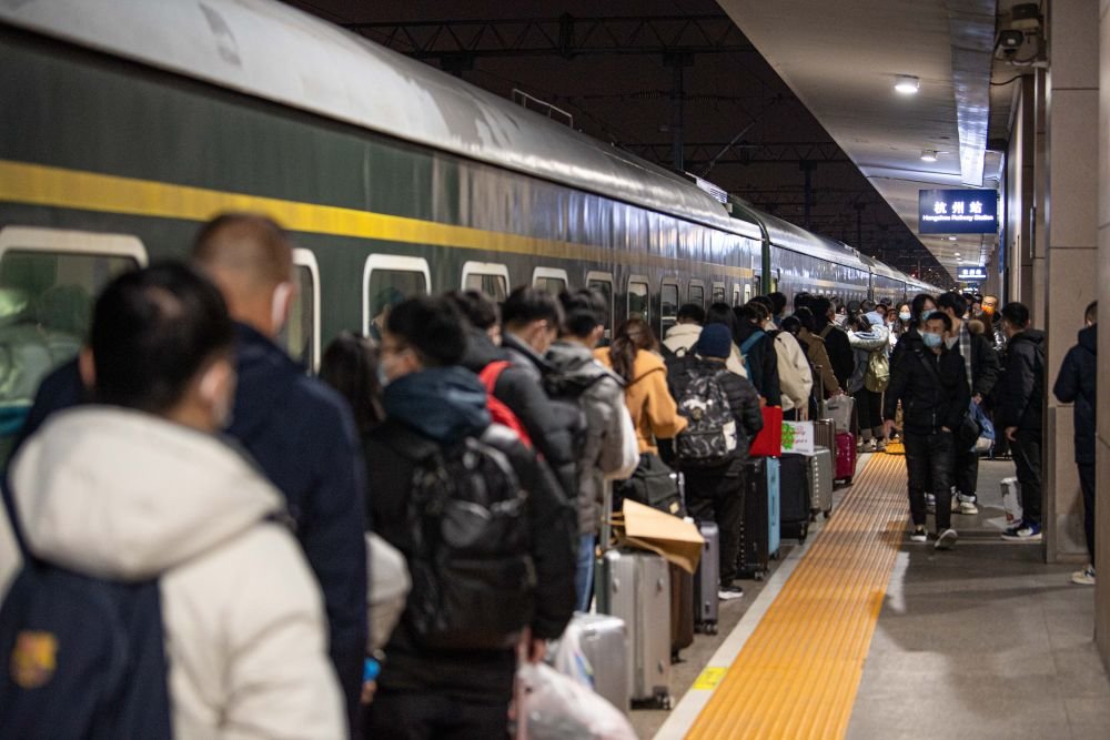 1月18日傍晚，等待登上K209次列车的旅客在杭州站站台上排起长队。新华社记者江汉 摄