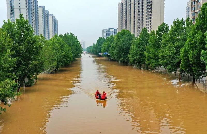 8月2日，救援人员在河北省涿州市市区乘坐冲锋舟前去转移受灾群众（无人机照片）。新华社记者 牟宇/摄