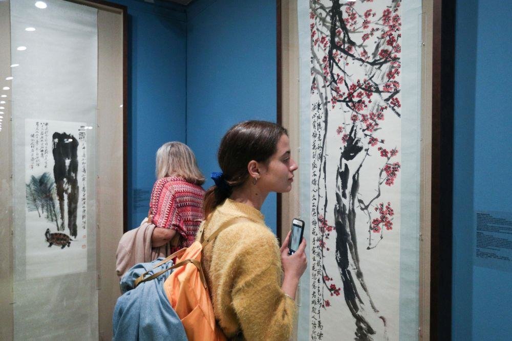 △观众在希腊雅典塞奥哈拉基斯艺术基金会美术馆观看中国的艺术展。
