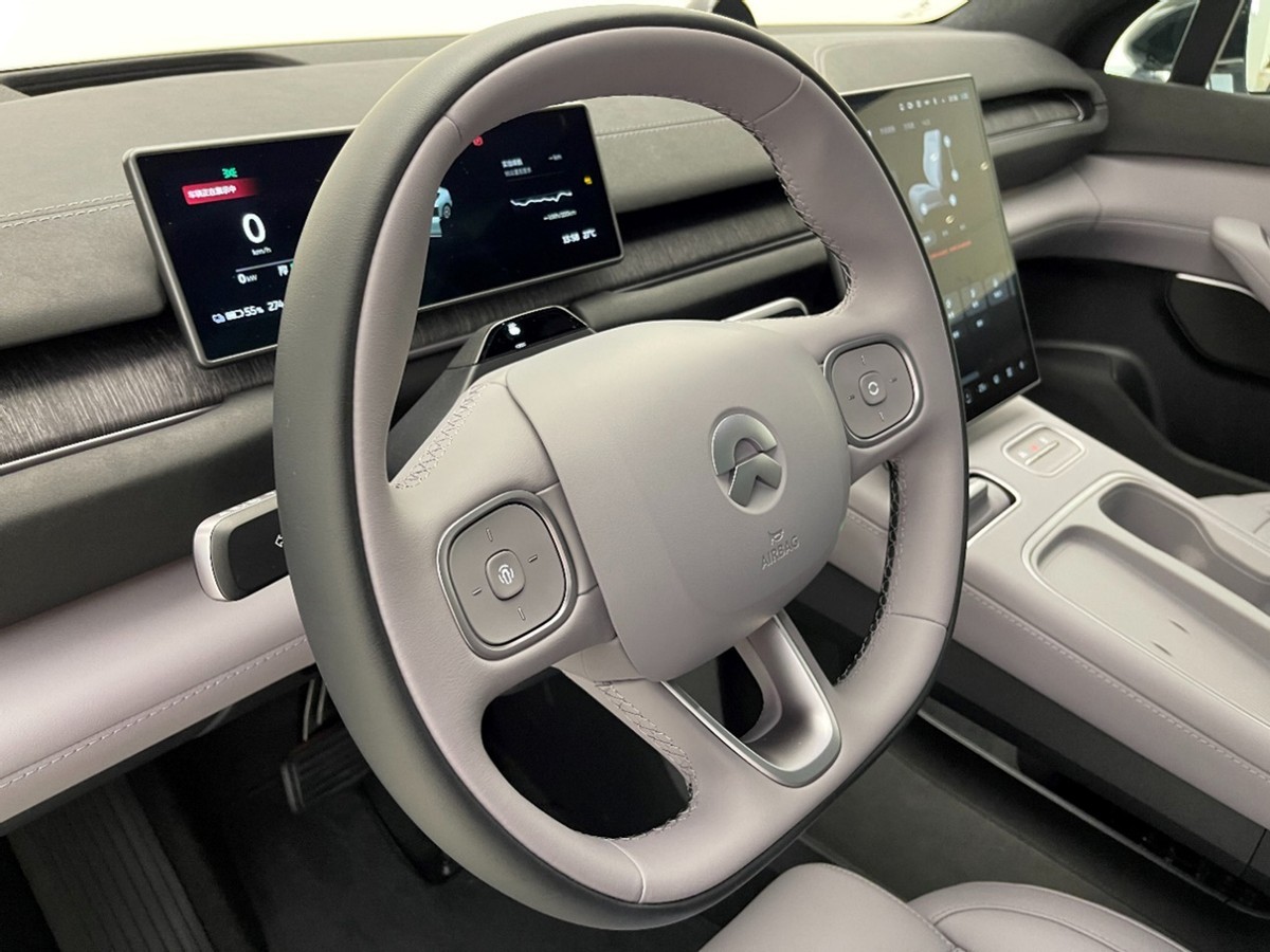 ES6+2万元=轿跑SUV画风+电动尾翼,加速还更快,蔚来EC6到店实拍