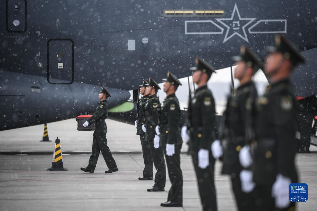 11月23日,在沈阳桃仙国际机场,礼兵将殓放志愿军烈士遗骸的棺椁从专机