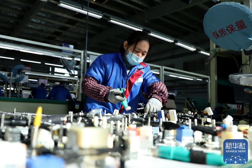1月28日，工人在山东省青岛西海岸新区一汽车零部件企业生产线忙碌。新华社发（王培珂 摄）