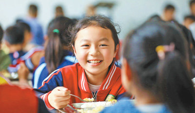 贵州省从江县,刚边壮族乡中心小学学生在吃营养餐.罗京来摄(影像中国)