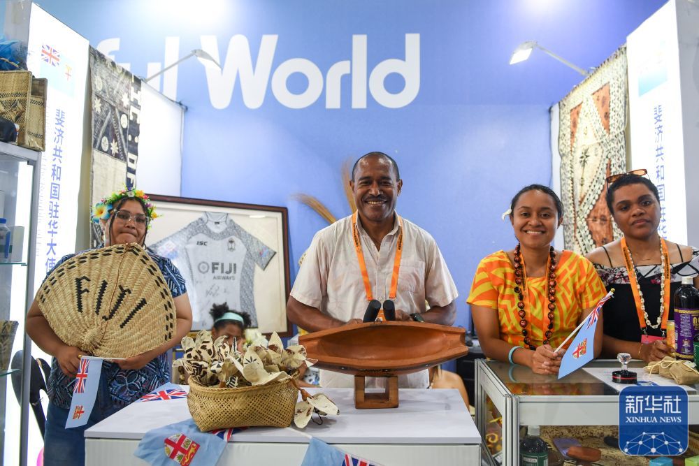 ↑9月2日，在“一带一路”沿线国家特色文化展示活动上，斐济共和国驻华大使馆展区的工作人员展示特色乐器。