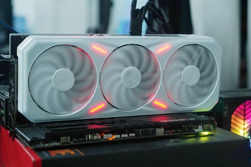 高颜值+顶级做工!铭瑄RTX 4080 iCraft OC16G瑷珈显卡评测:三风扇稳压71℃