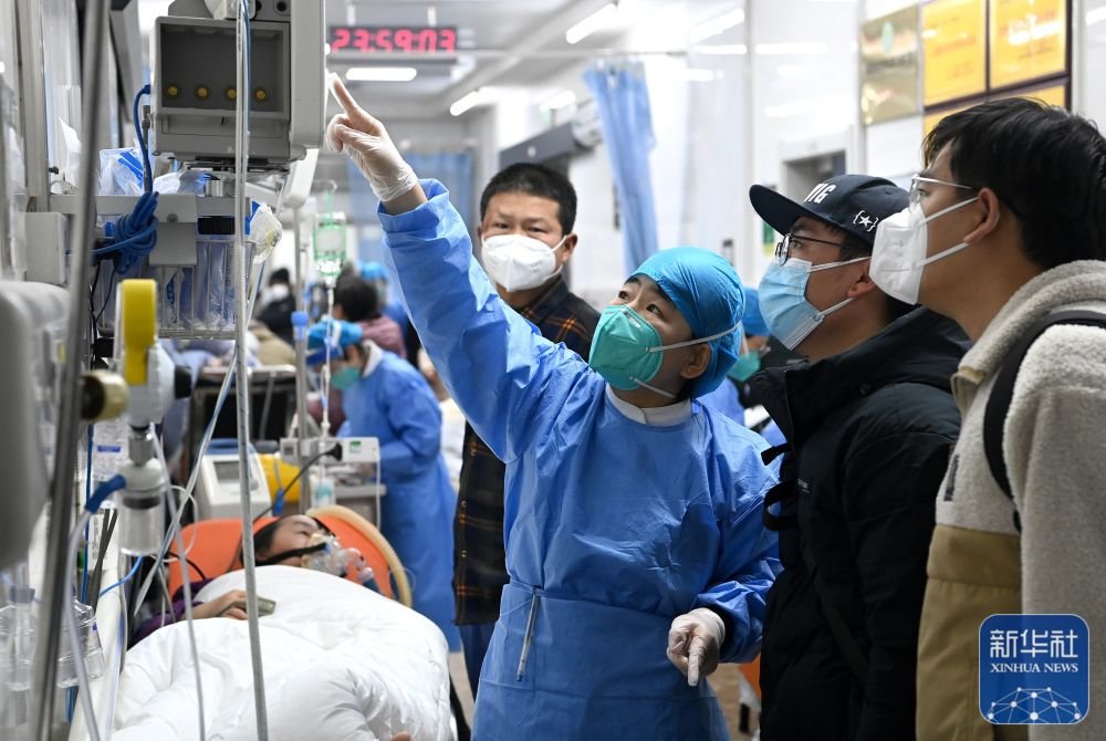 2022年12月31日，西安交通大学第一附属医院急诊科的医务人员向患者家属介绍情况。