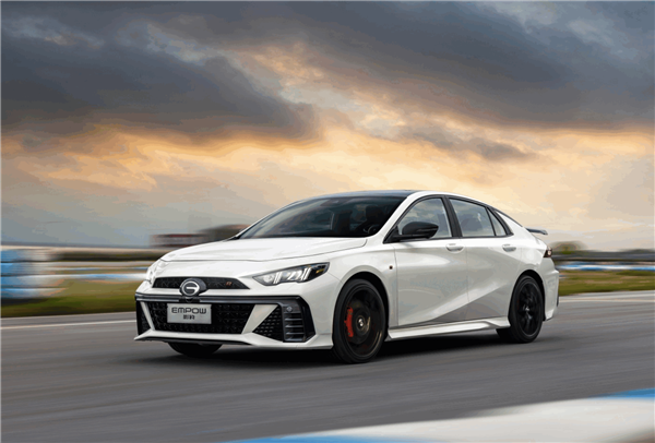 265匹马力超宝马3系!影豹R 2.0T版上市:13.8万起