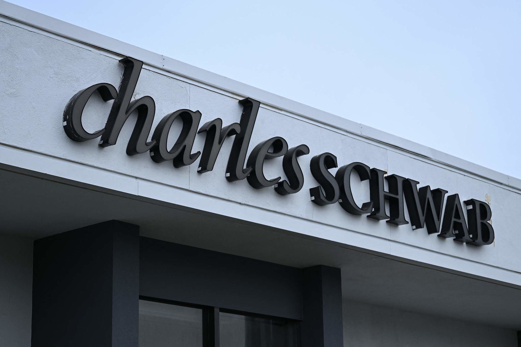 下跌30%后嘉信理财CEO自买公司股票定人心_凤凰网