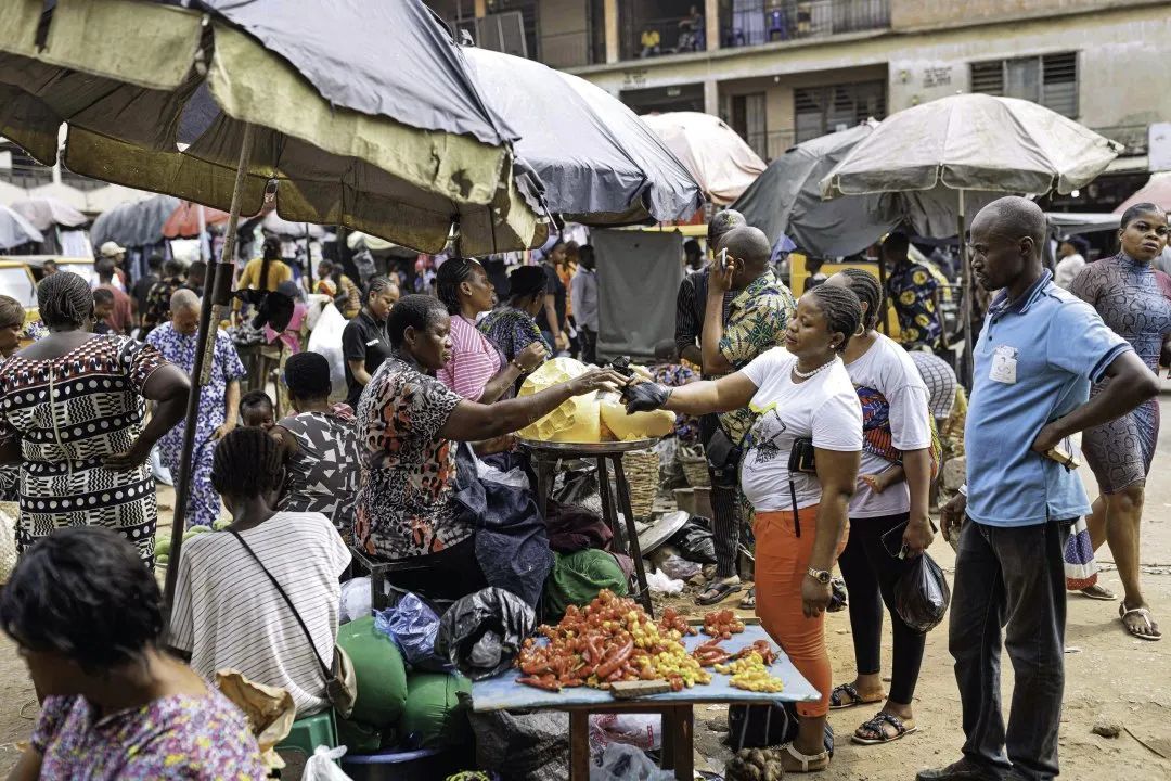 2023年2月24日，尼日利亚Onitsha的市场。（@视觉中国 图）