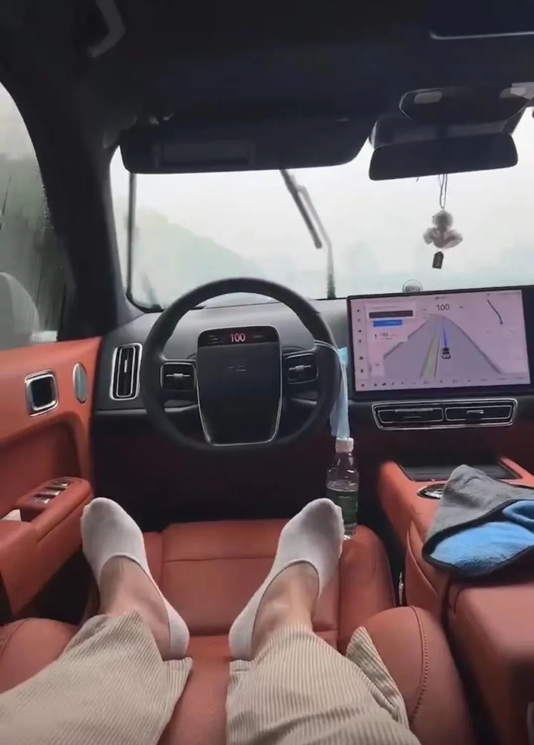 理想车主高速"自动驾驶"引热议,谁的错?_凤凰网汽车_凤凰网