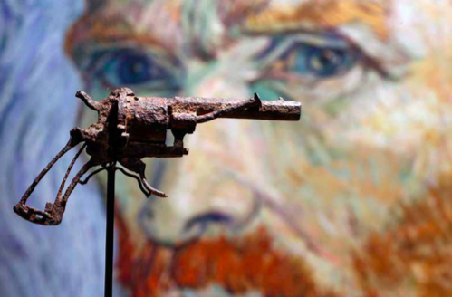 2019年6月，法国巴黎，德鲁奥拍卖行展示的疑似画家文森特·梵高自杀所使用的左轮手枪，最终以16.25万欧元（约126万人民币）被一私人收藏家通过电话竞拍的方式获得。据调查，这把手枪为20世纪60年代由奥威尔农民在据传是梵高自杀的麦田中发现，曾在阿姆斯特丹的梵高博物馆中展出。除了枪管口径与梵高枪伤诊断证明一致，没有其他的确切证据能够证明这就是杀死梵高的那把枪。