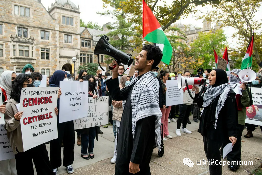 亲巴勒斯坦的示威者于密歇根州安娜堡的密歇根大学校长住宅外举行抗议活动。图片来源：雅各布·哈密尔顿/安娜堡新闻，经美联社（AP）。