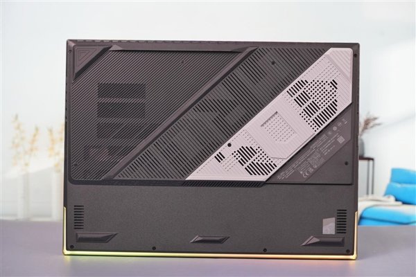 18英寸大屏+RTX 40系显卡!ROG枪神7 Plus超竞版图赏