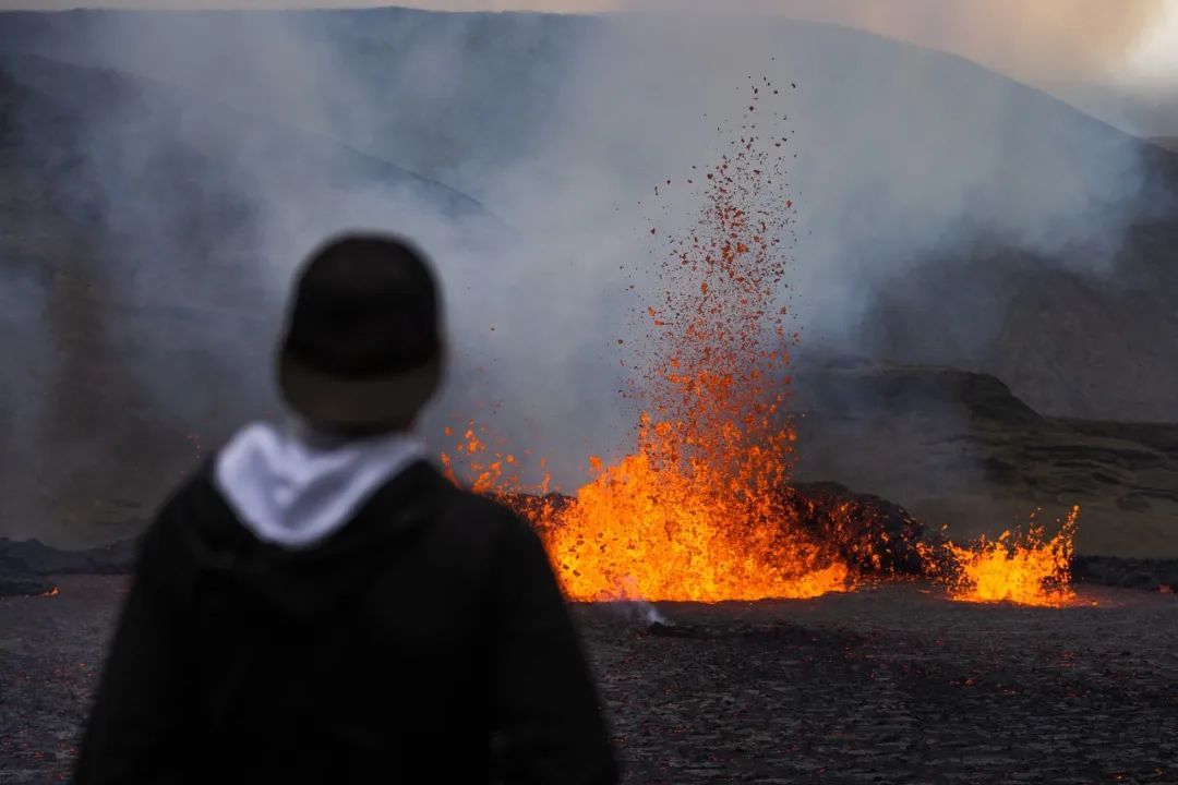 游客观赏火山熔岩喷发 / 视觉中国