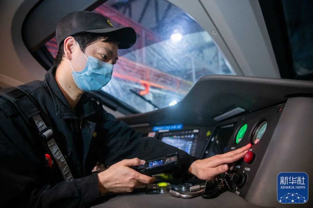 1月6日,地勤机械师在测试动车组列车司机室设备新华社记者 伍志尊 摄