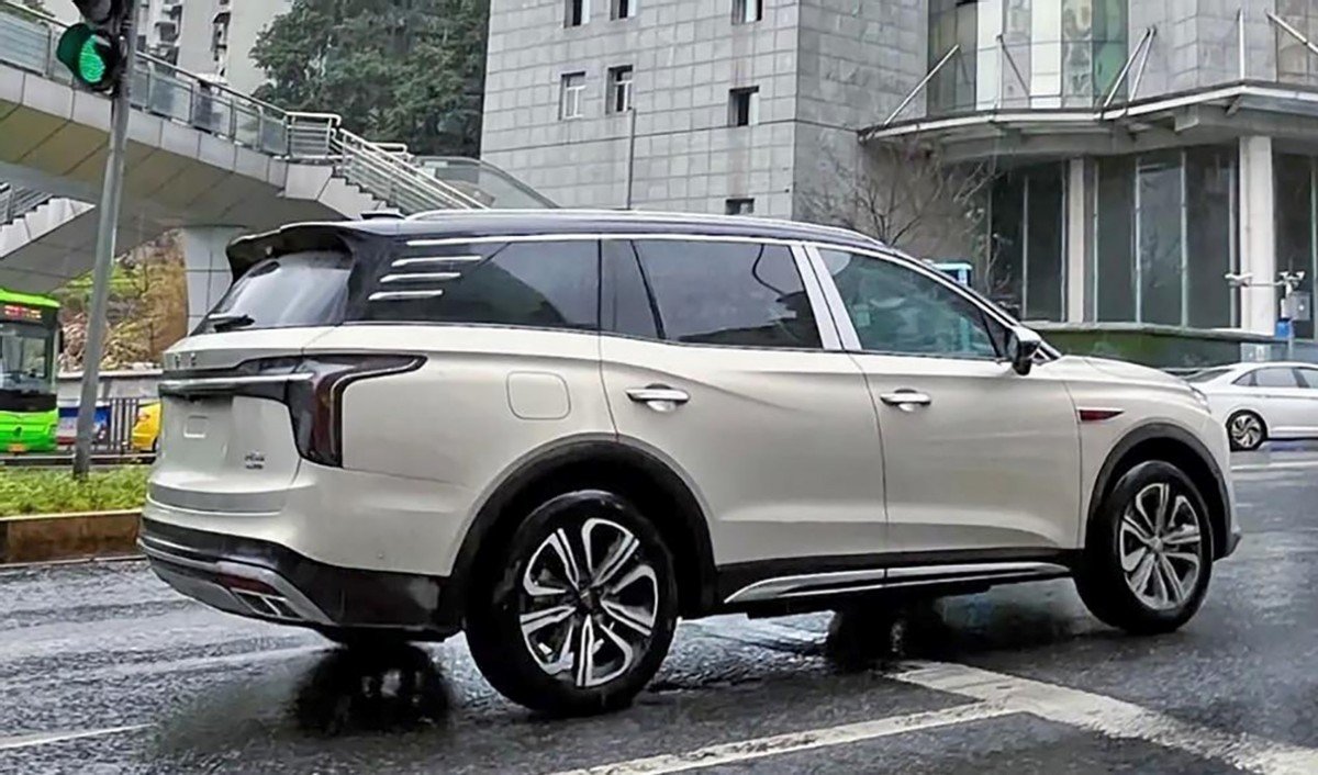 尺寸优于汉兰达 提供5/6/7三种座椅布局 红旗HS6实车曝光