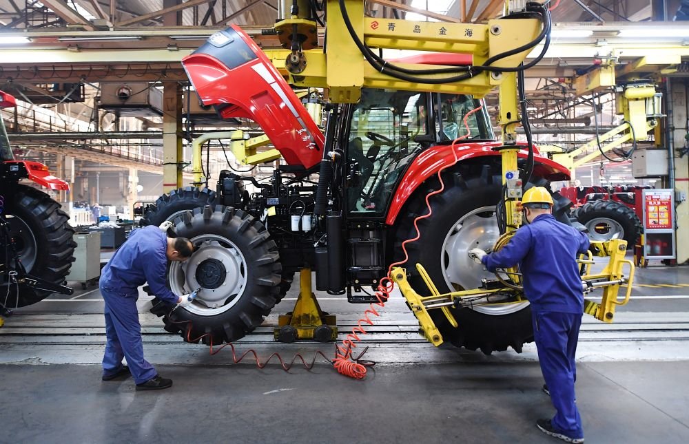 工人在中国一拖生产车间进行东方红拖拉机装配作业（2021年5月21日摄）。新华社记者张浩然 摄