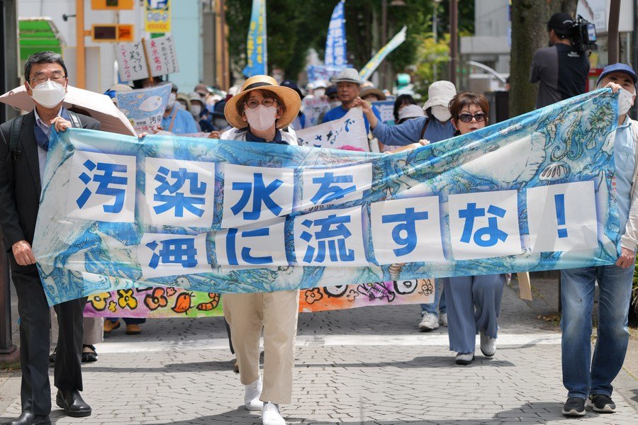6月20日,人们在日本福岛市参加反对核污染水排海的抗议活动。(新华社记者张笑宇摄)