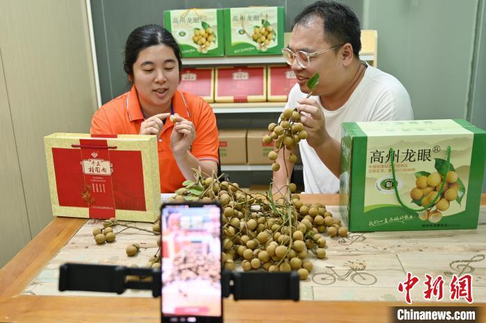 广东茂名高州一电商直播平台的工作人员在介绍高州龙眼。　陈楚红 摄