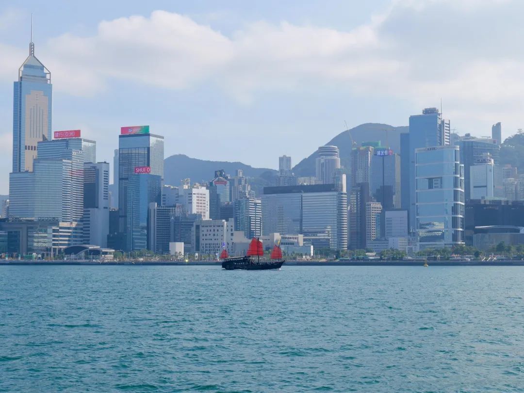 作为国际金融中心,香港的核心竞争力包括资本自由流动、普通法制度、简单低税等多方面。近年来特区政府及相关行业的一系列互动,也推动了多项政策及制度的革新与落地。《财经》记者 焦建/摄