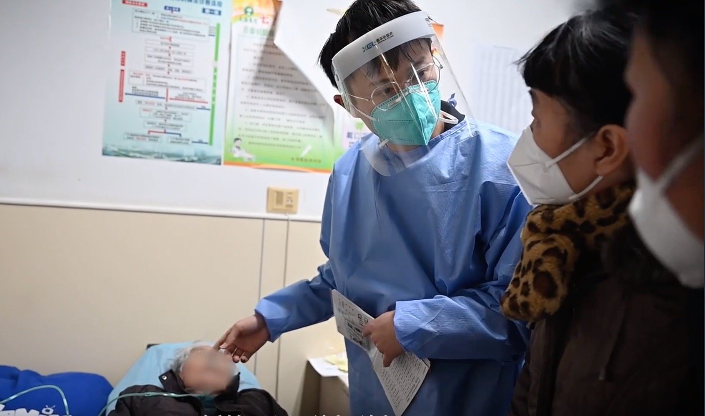 2022年12月底，长海医院，罗飞在跟病人家属沟通病情。澎湃新闻记者 张呈君 摄