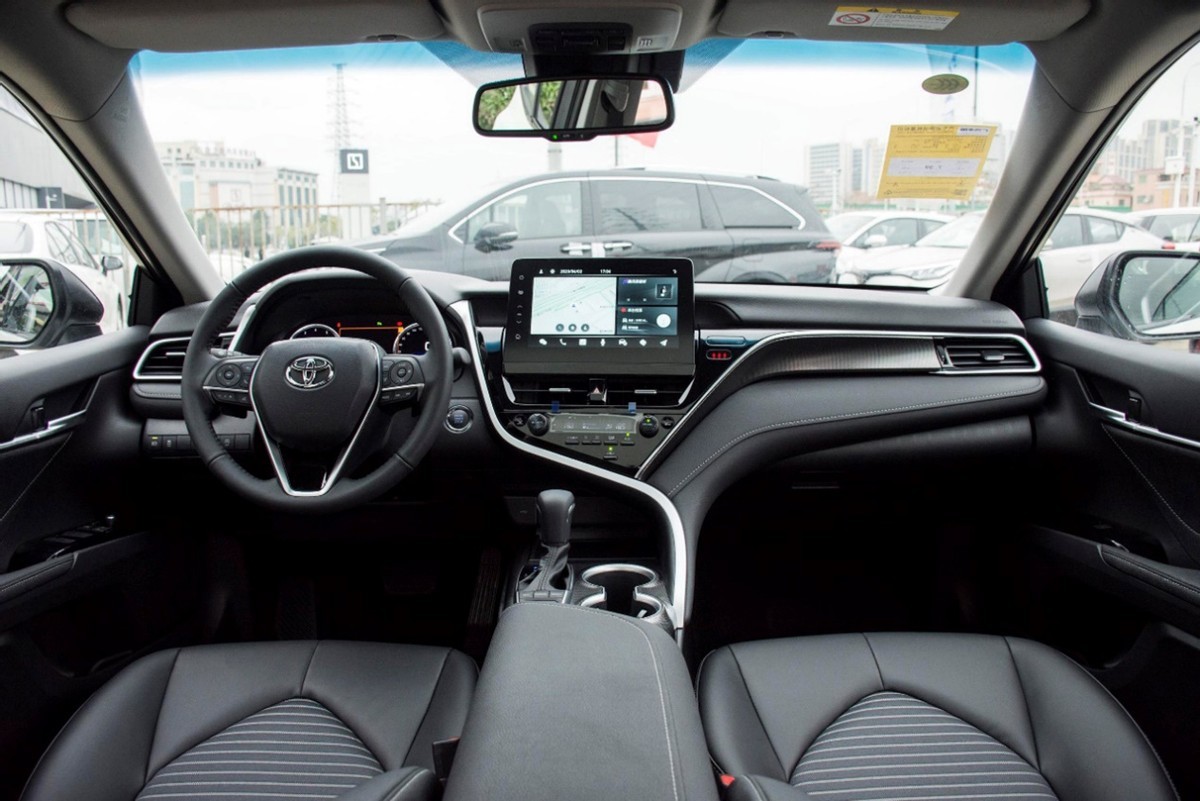 国货之光对比合资老将 全新红旗H5和丰田凯美瑞怎么选?