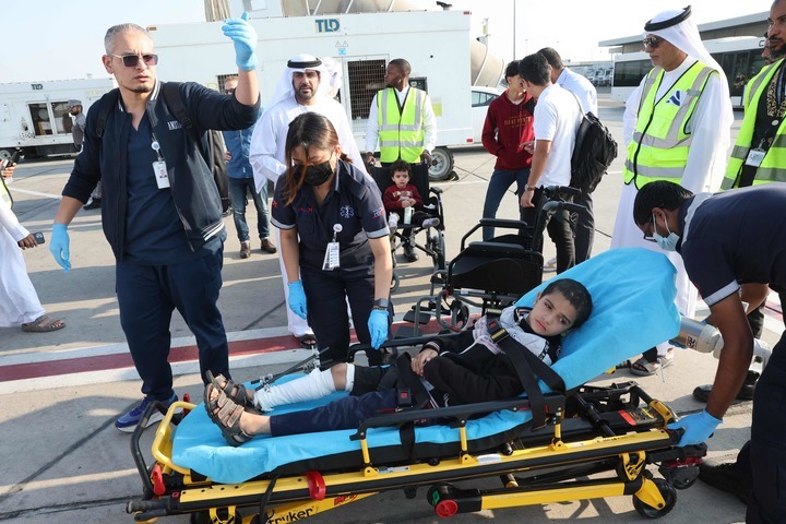 11月18日，志愿者在阿布扎比机场转运一名受伤的巴勒斯坦儿童。（法新社）
