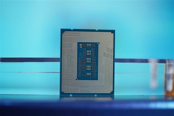 16核心混合架构!英特尔13代酷睿处理器i7-13700图赏
