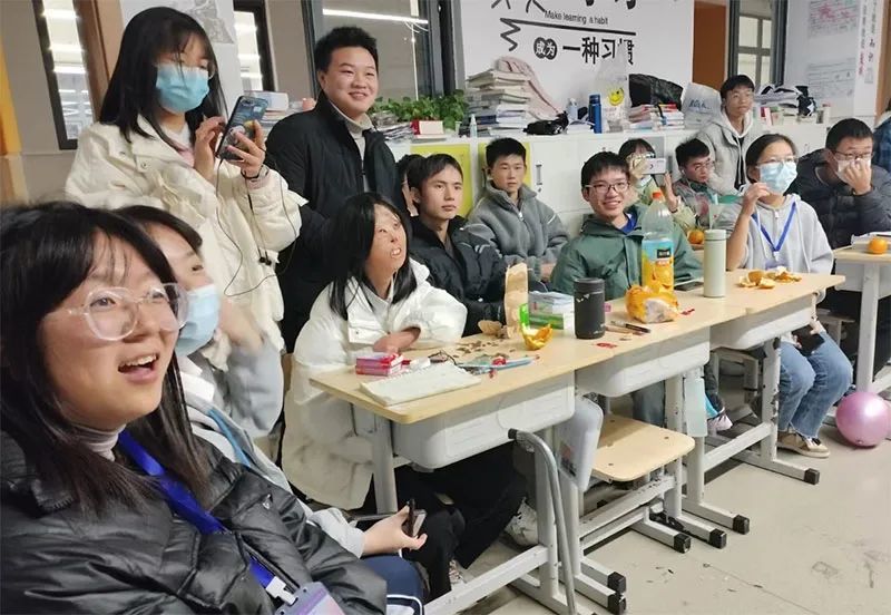 李兰和同学们相处融洽。受访者供图