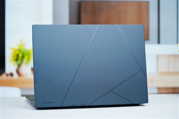 首台酷睿Ultra笔记本!华硕灵耀14 2024 AI超轻薄本图赏