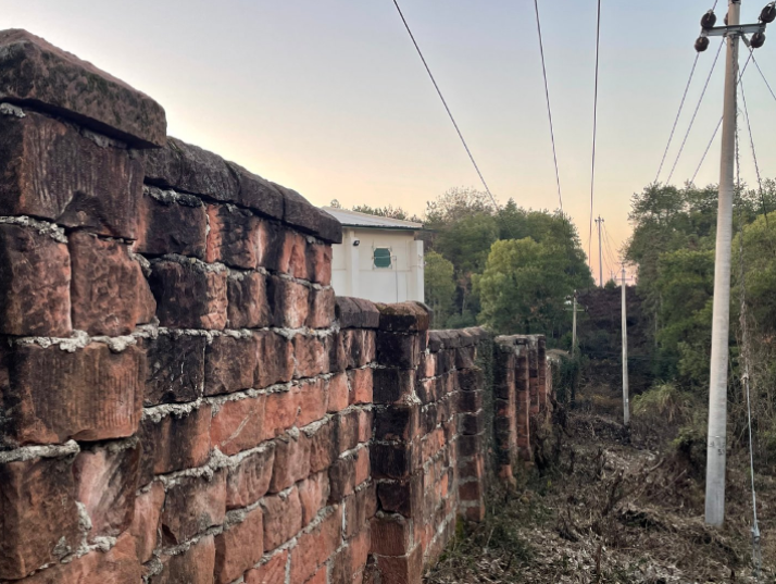 粮库外部的围墙。澎湃新闻记者 王选辉 何沛芸 图