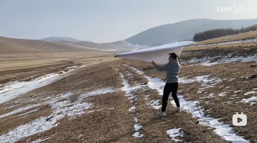 〓 2019年12月，王村村到内蒙放自制3米纸飞机