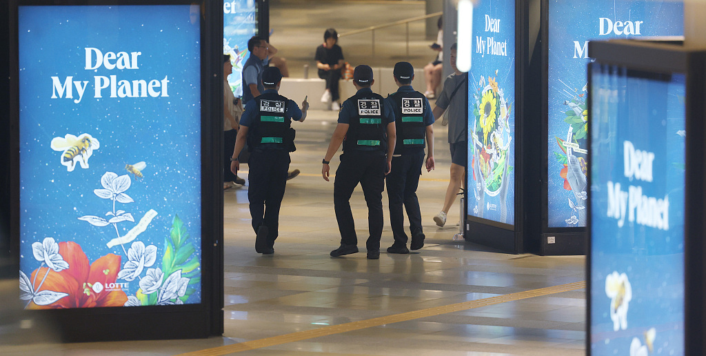 当地时间2023年8月4日，韩国首尔，警察在地铁蚕室站巡逻。