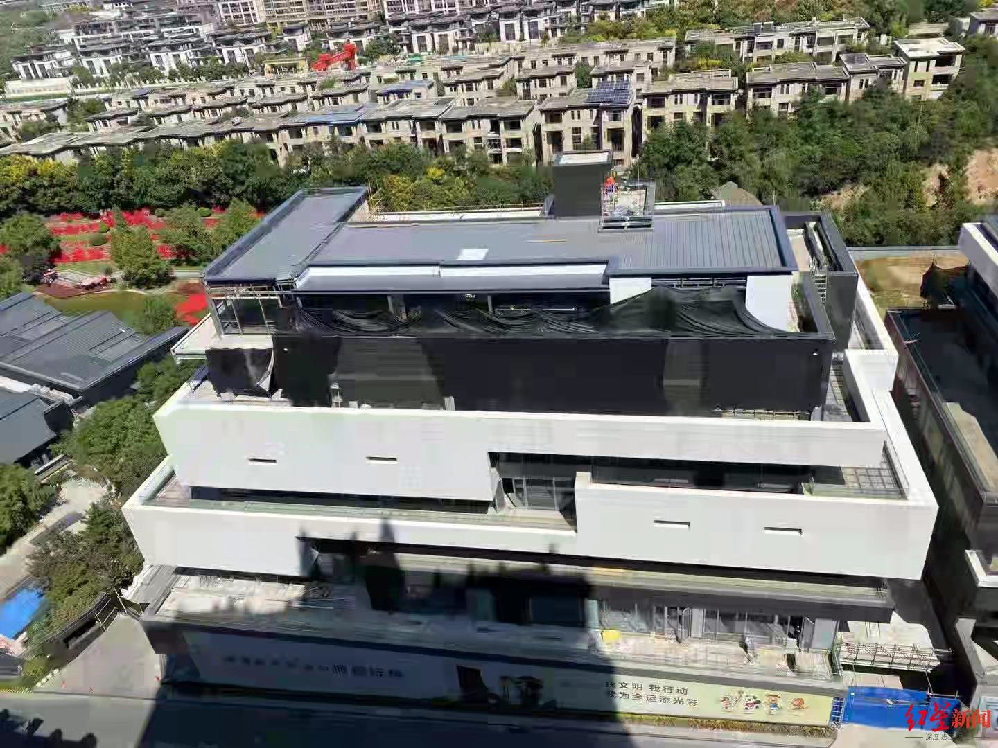 ↑2021年9月,被责令拆除后仍在施工的别墅。