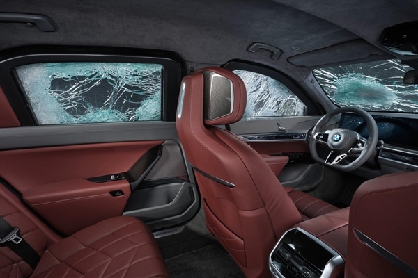 能挡无人机攻击 全新宝马7系/i7防弹版发布:油箱射穿也可自修复