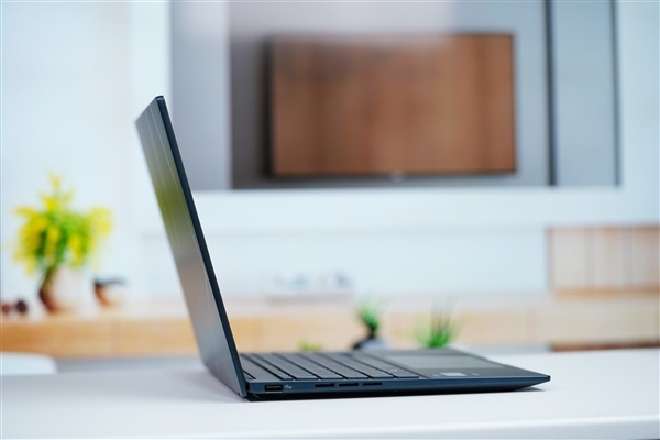 首台酷睿Ultra笔记本!华硕灵耀14 2024 AI超轻薄本图赏