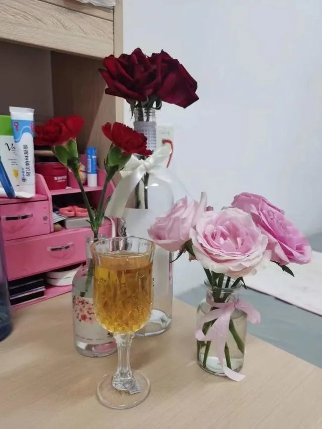 沈琪在宿舍，借助插花、喝茶助眠