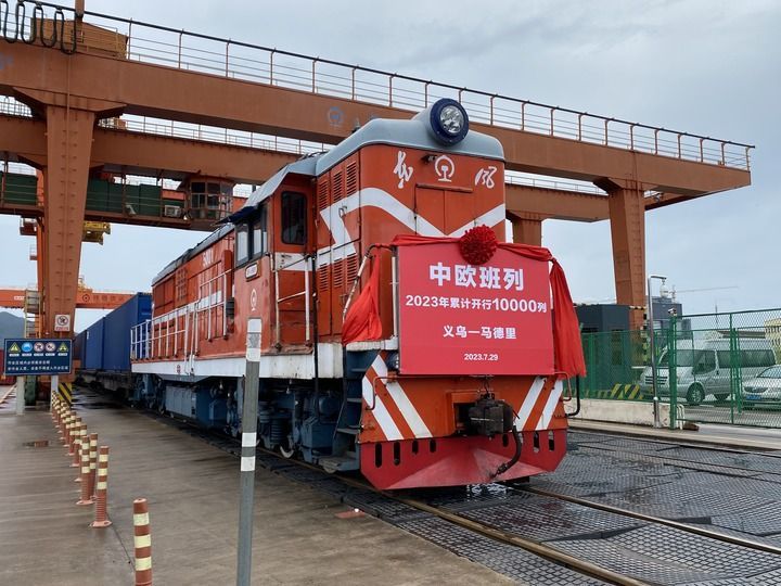 图为2023年第10000列中欧班列在义乌西站等待发车。新华社记者魏一骏 摄
