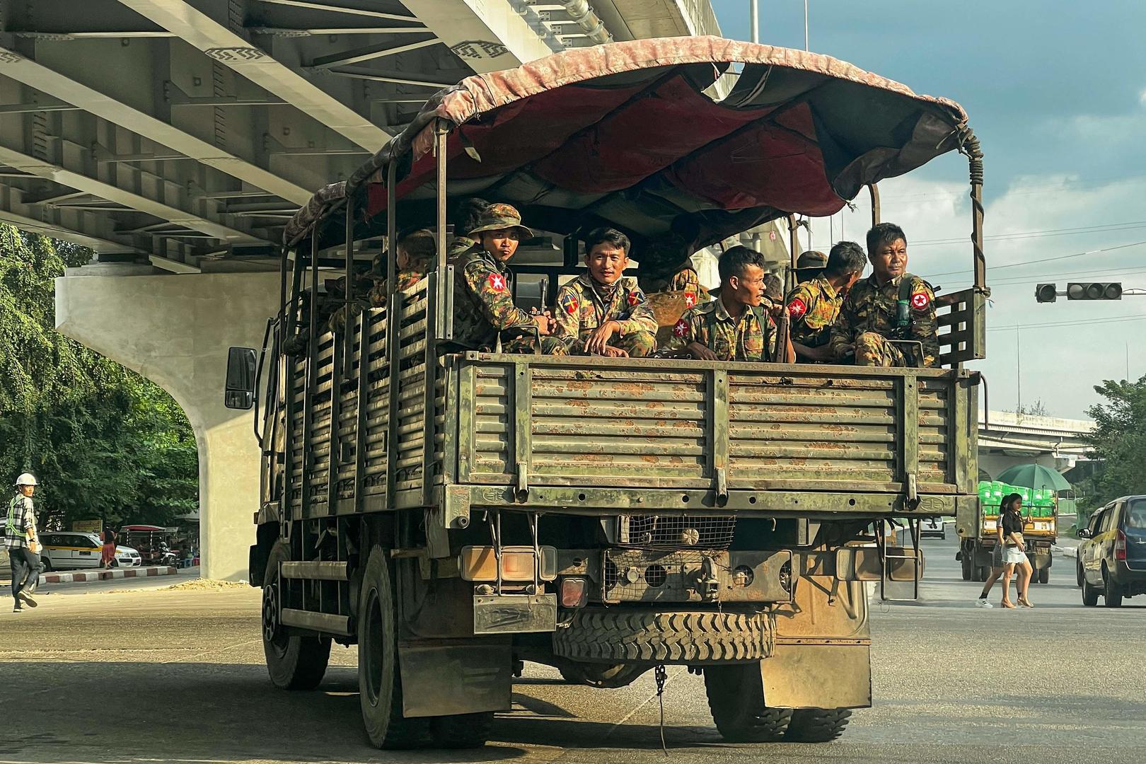 ▲12月4日，缅甸俯光，军圆东讲主员乘立卡车没有雅察。图据望觉中国