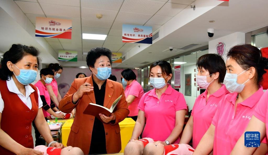 卓长立（前左二）与参加母婴护理实操的老师和学员交流（2020年5月7日摄）。新华社记者 郭绪雷 摄